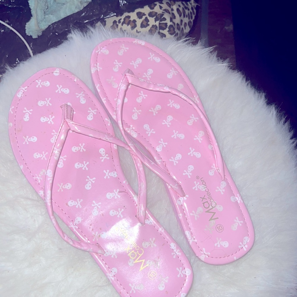 Brand New Pink SKULL SANDALS/Flip Flops…….. Mevee w
